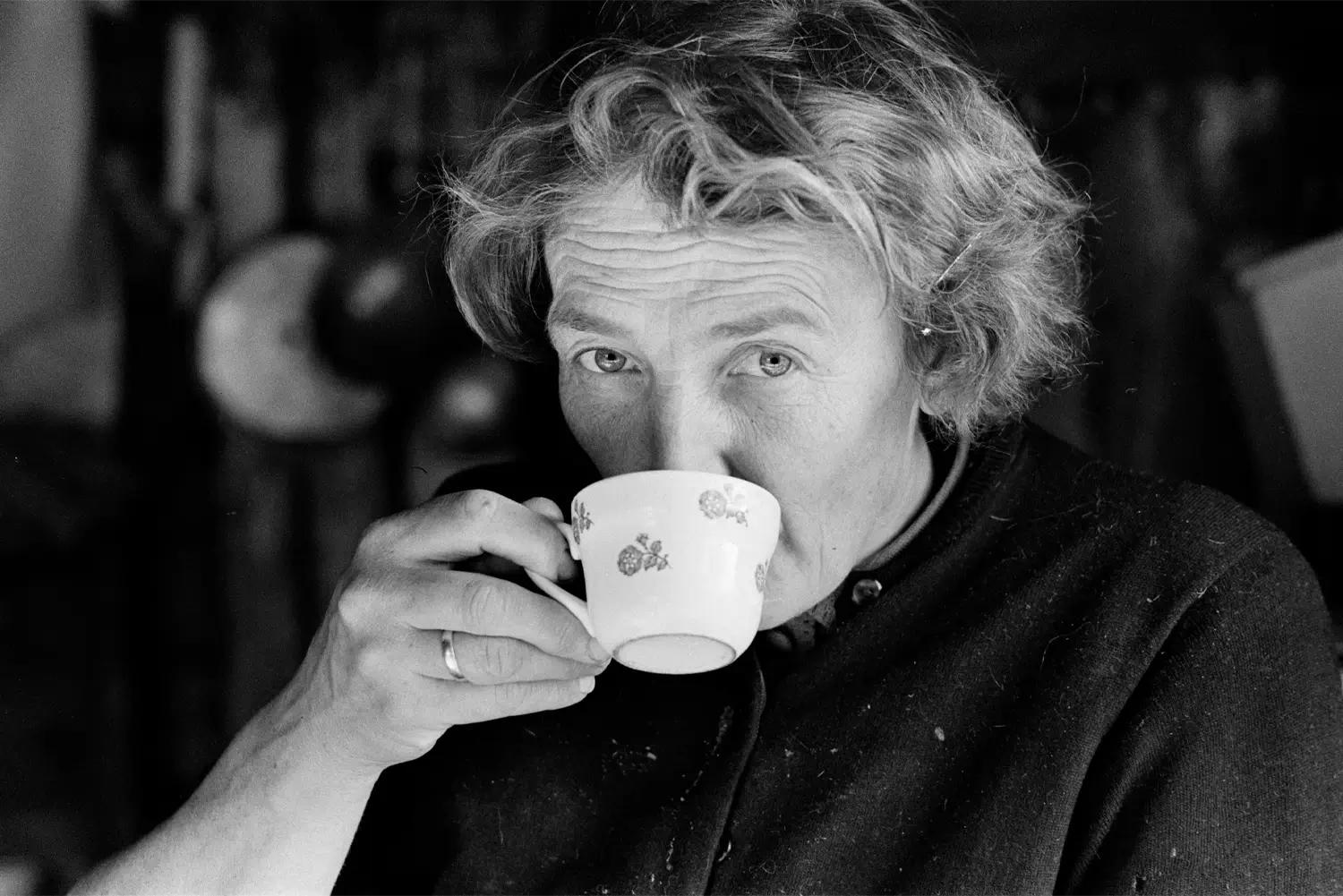 portrett av en kvinne som drikker fra en kaffekopp