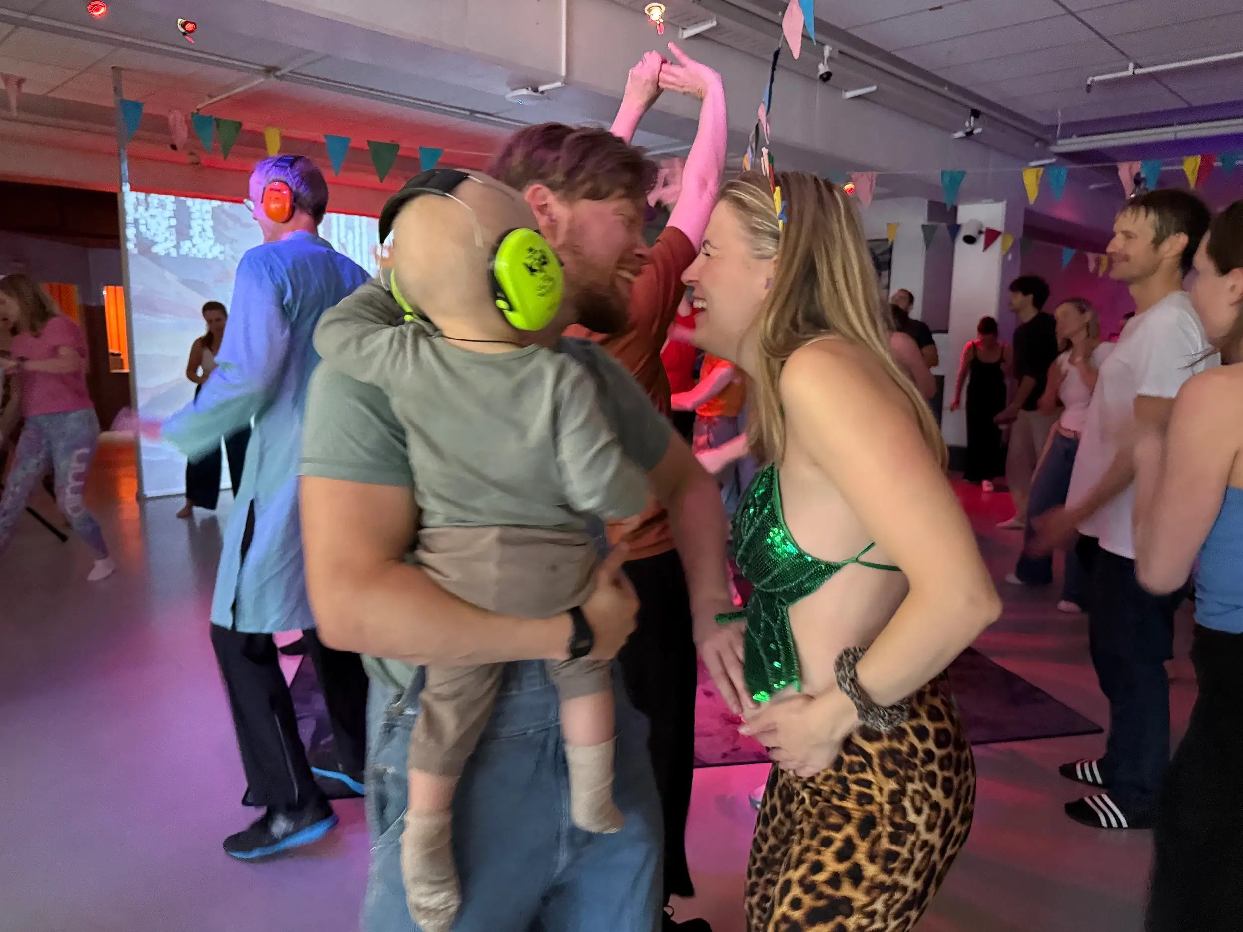 Mom and dad with children dancing to morning beat during the Women's Health Festival 2025 at The Norwegian Museum of Science and Technology in Oslo