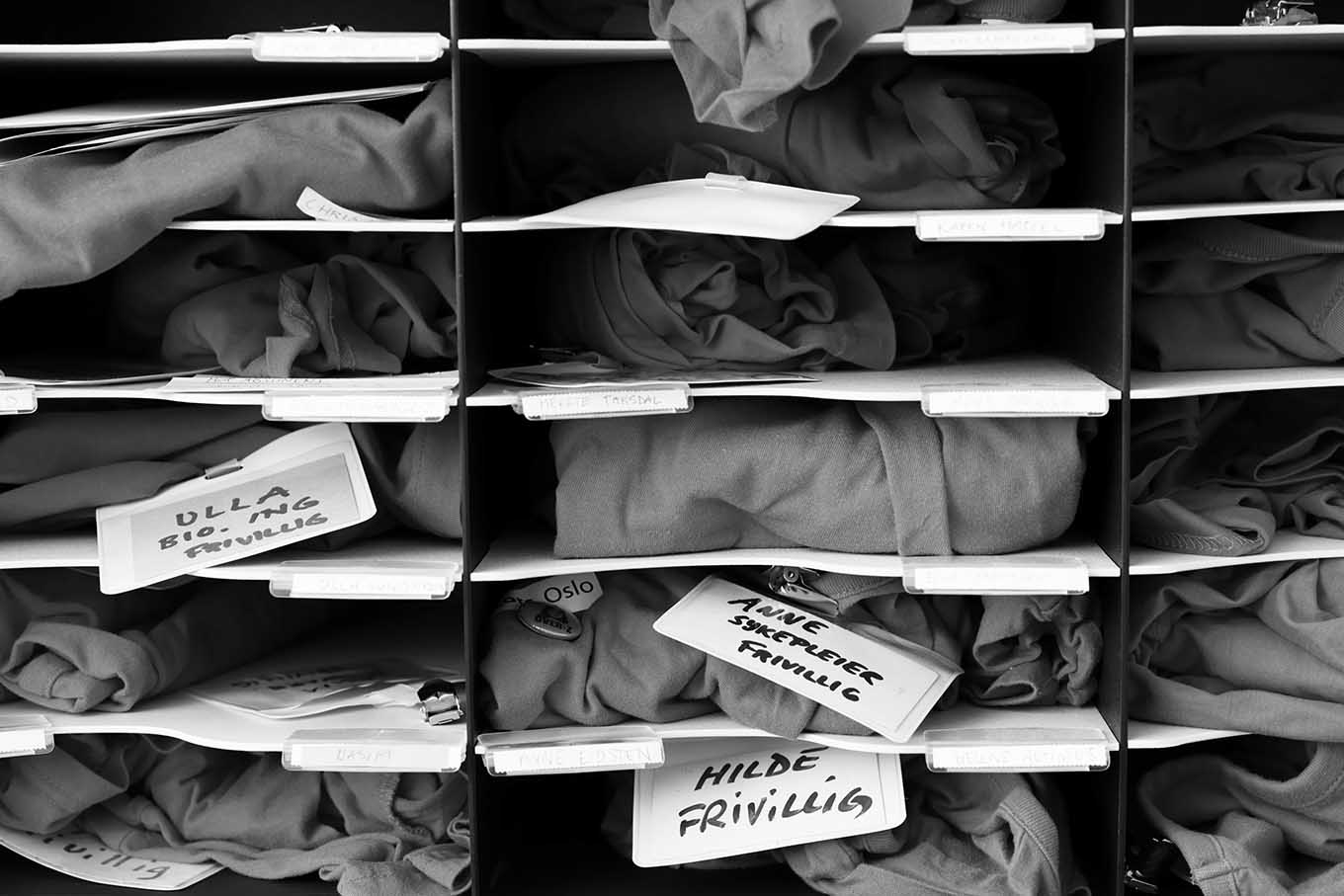 Foto av hylle med klær