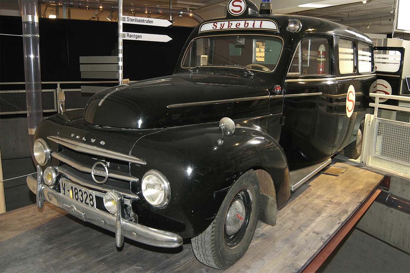 Sykebil fra 1956. Foto fra utstillingen.