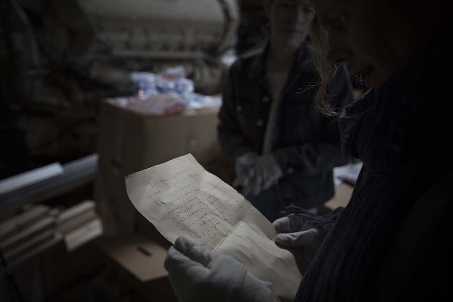 En kvinne holder et dokument. Foto.