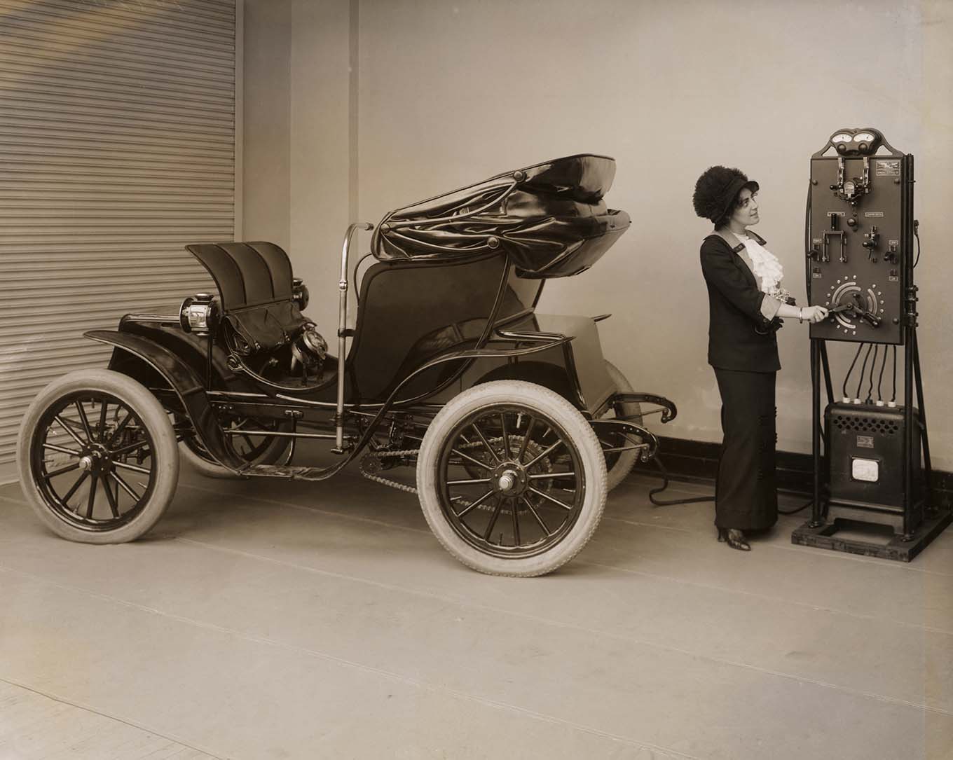Image of woman charging an electric car in 1912