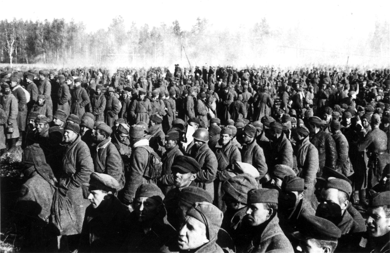 A large number of prisoners of war wearing winter clothing. Photo. 