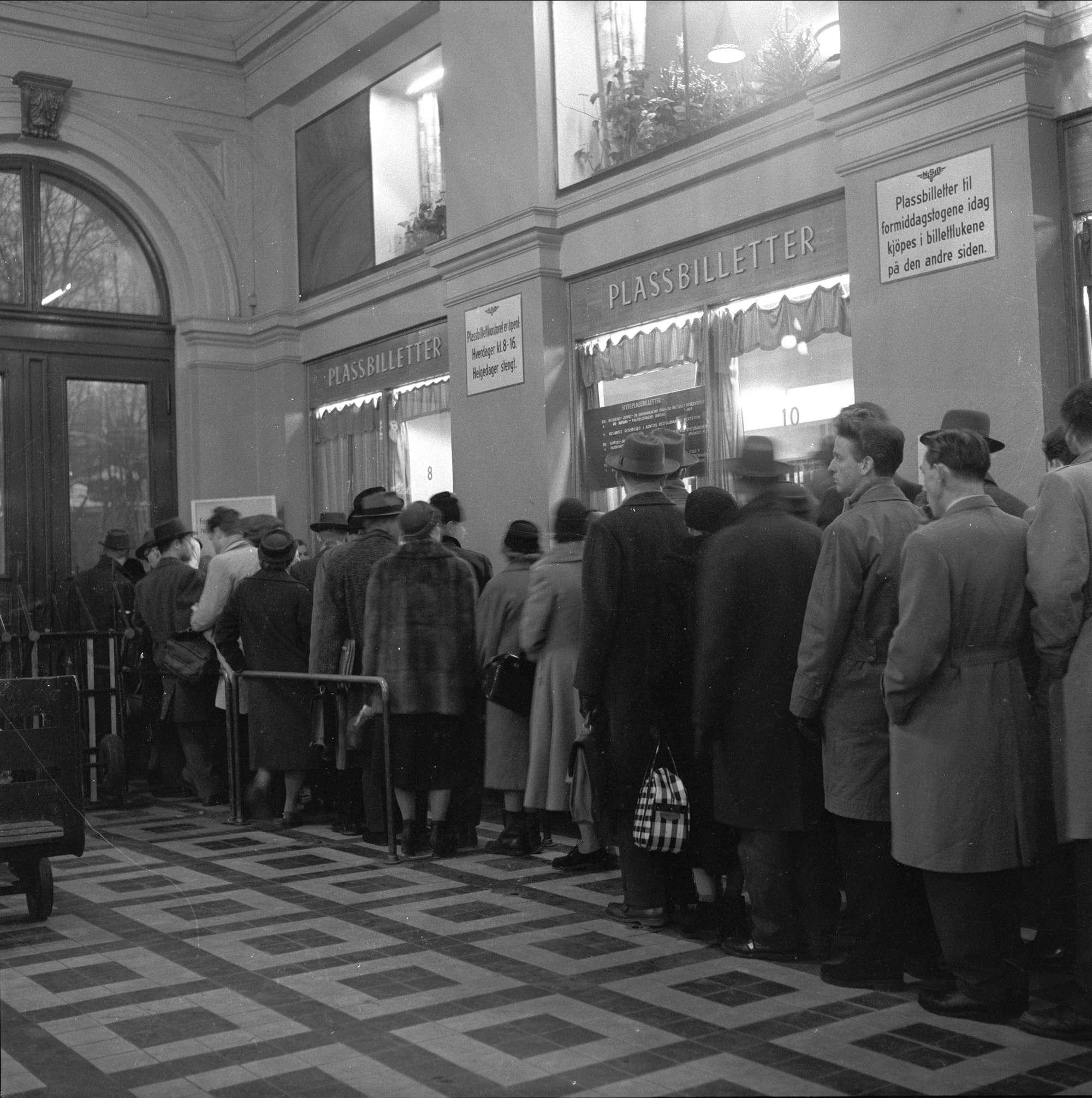 Historisk bilde av mennesker i kø