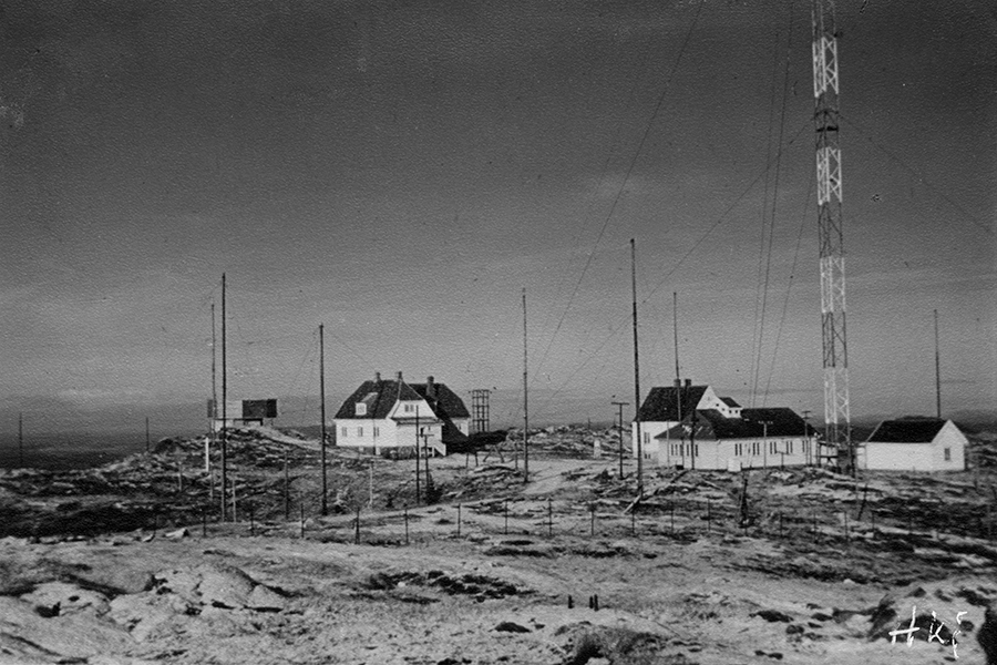 Bergen Radios sendestasjon, 1957. Sendebygningen i forgrunnen. 