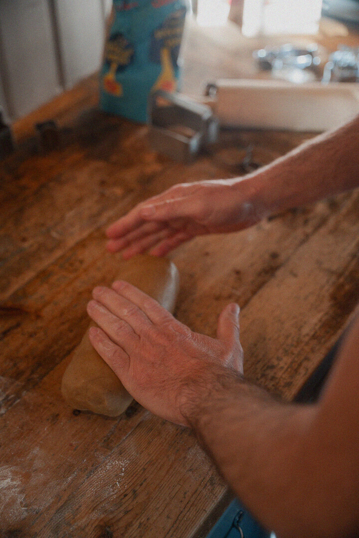 Bakern André Løvaas fra Åpent Bakeri lager pepperkakedeig til Teknisk museum i oslo ved akerseelva