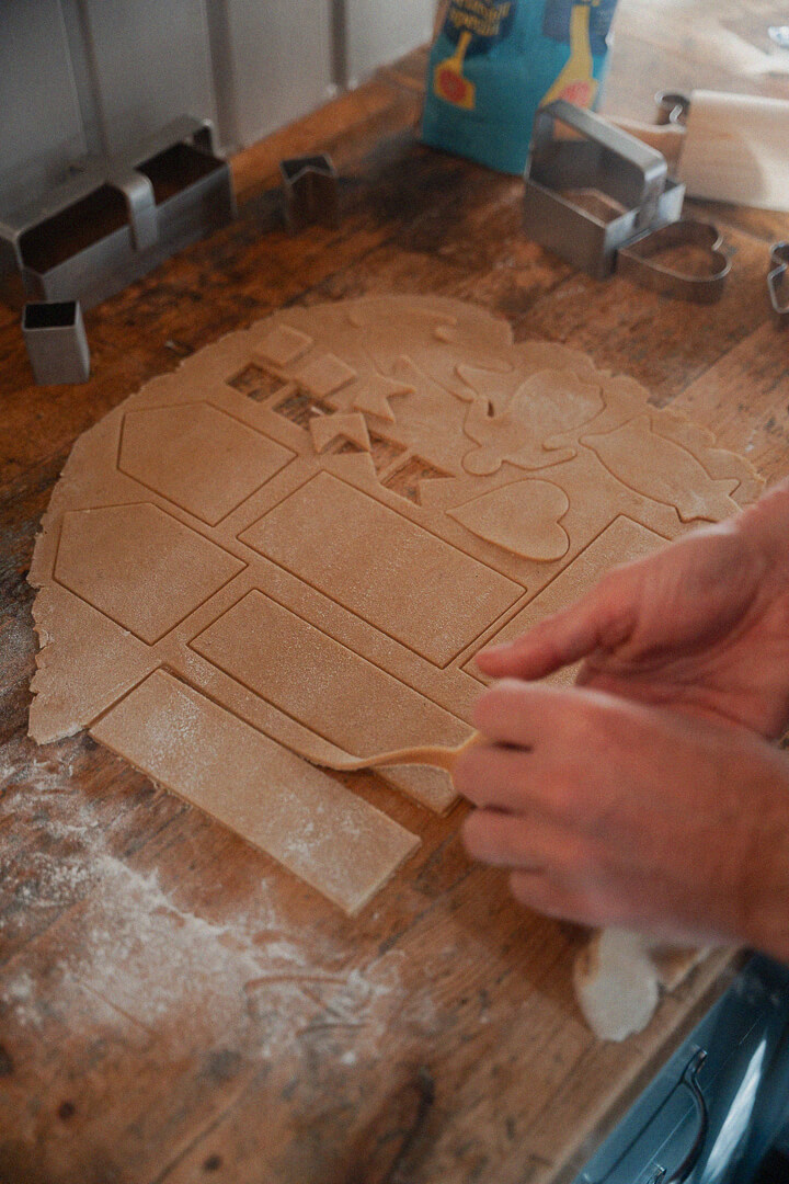 André Løvaas fra NRK sit bakermesteirskap lager pepperkakefigurer til Teknisk museum ved Akerselva