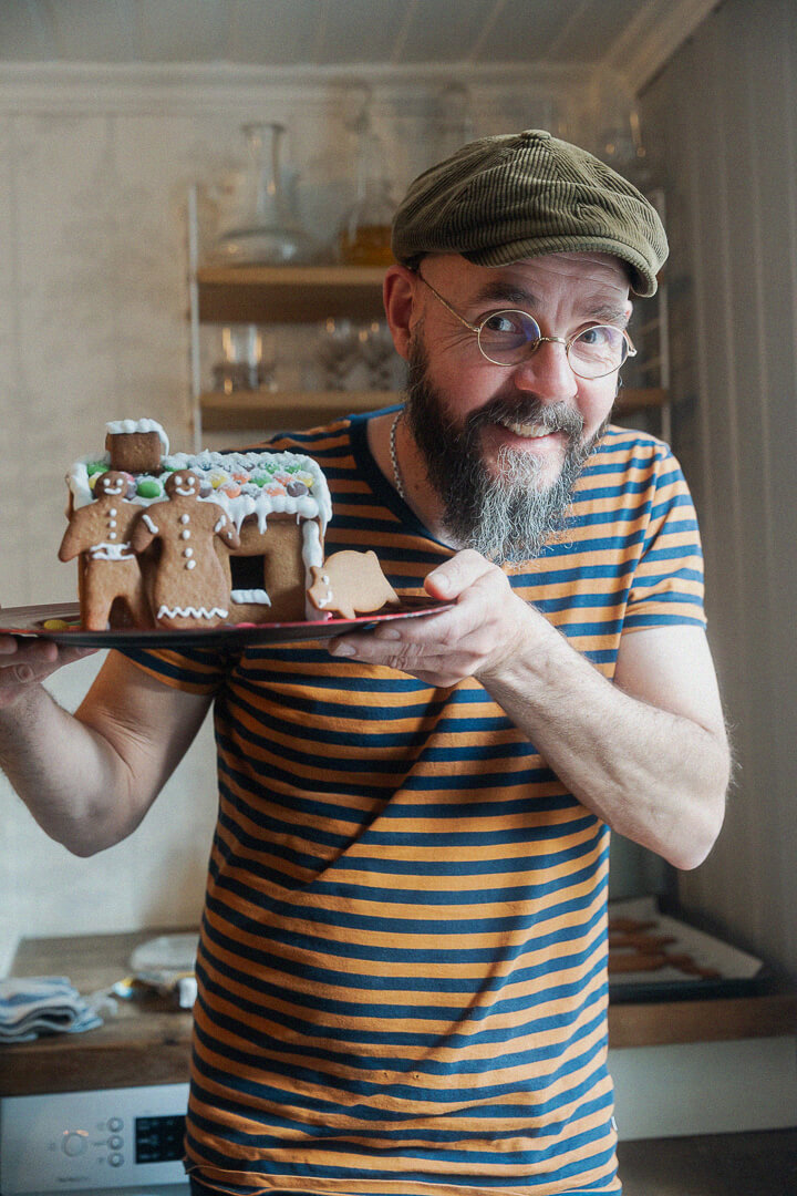 André Løvaas fra NRKs Bakermesterskap med pepperkakehus, pepperkakemenn og pepperkakedamer