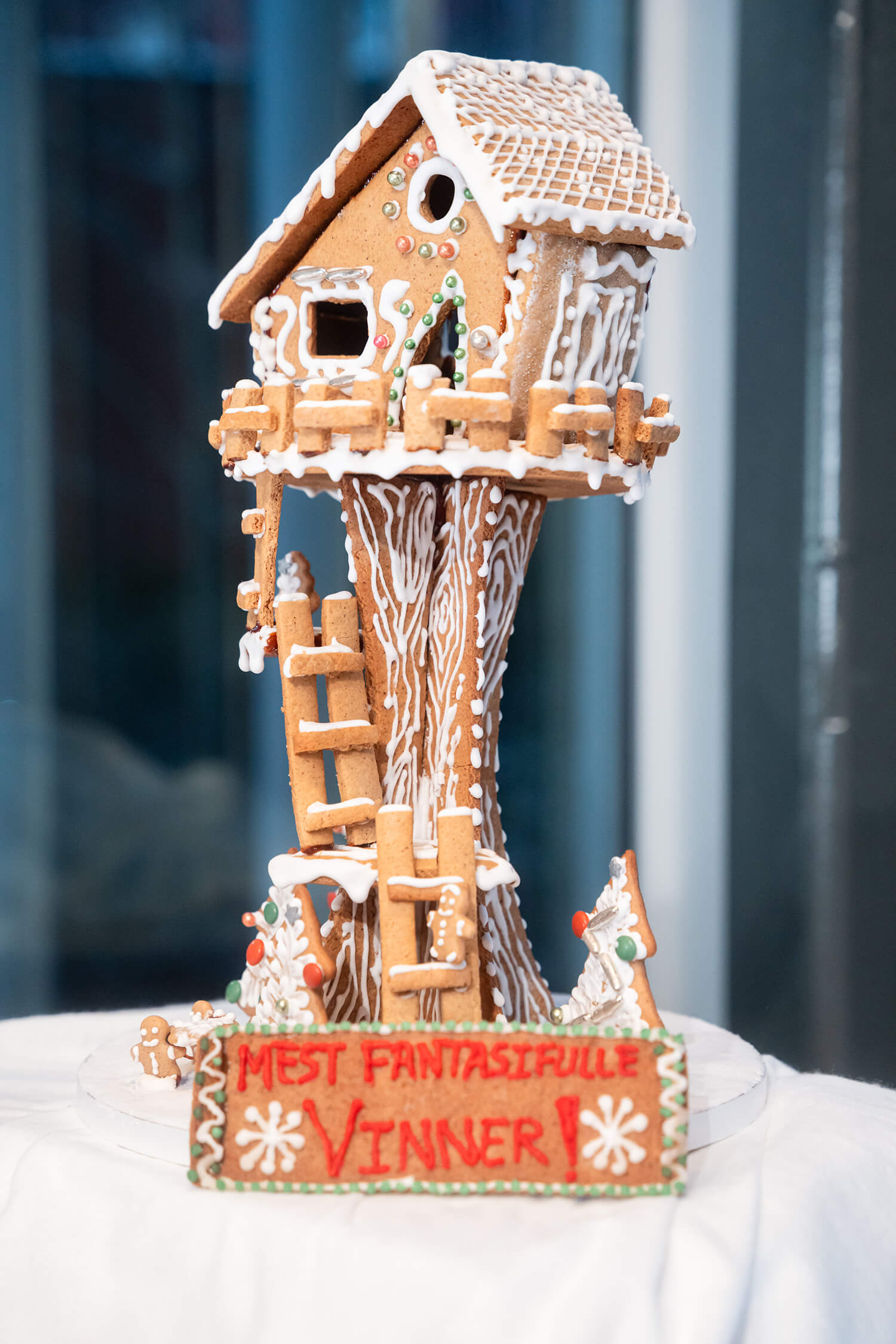 tretopphytte laget av pepperkakedeig 