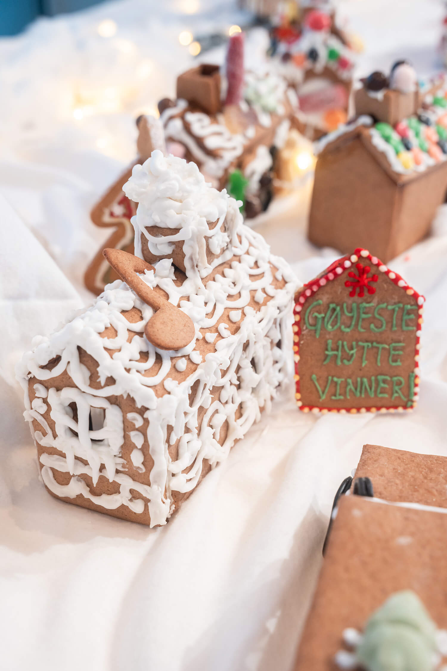 pepperkakehus med melis og noter