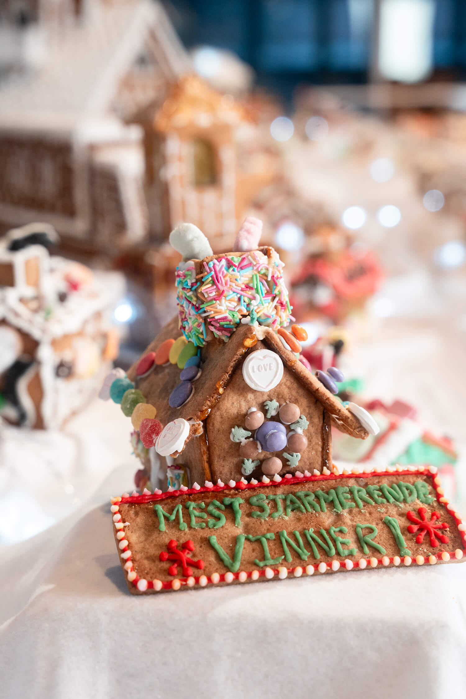 mini pepperkakehus med stor pipe og masse pynt