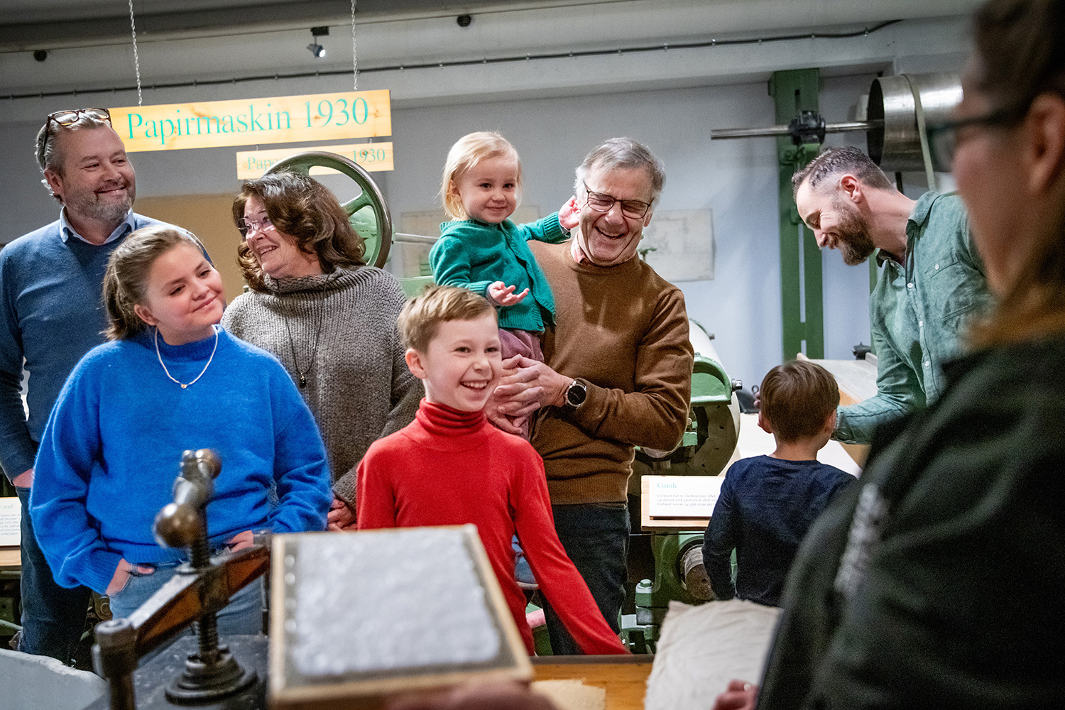 To jenter som ser på en lyssøyle