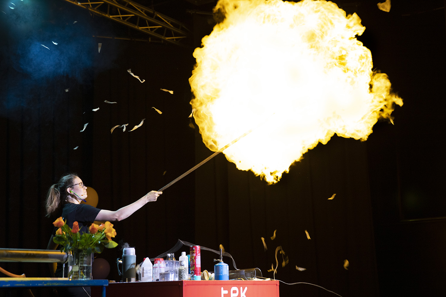 Vitenshow med stor flammesky