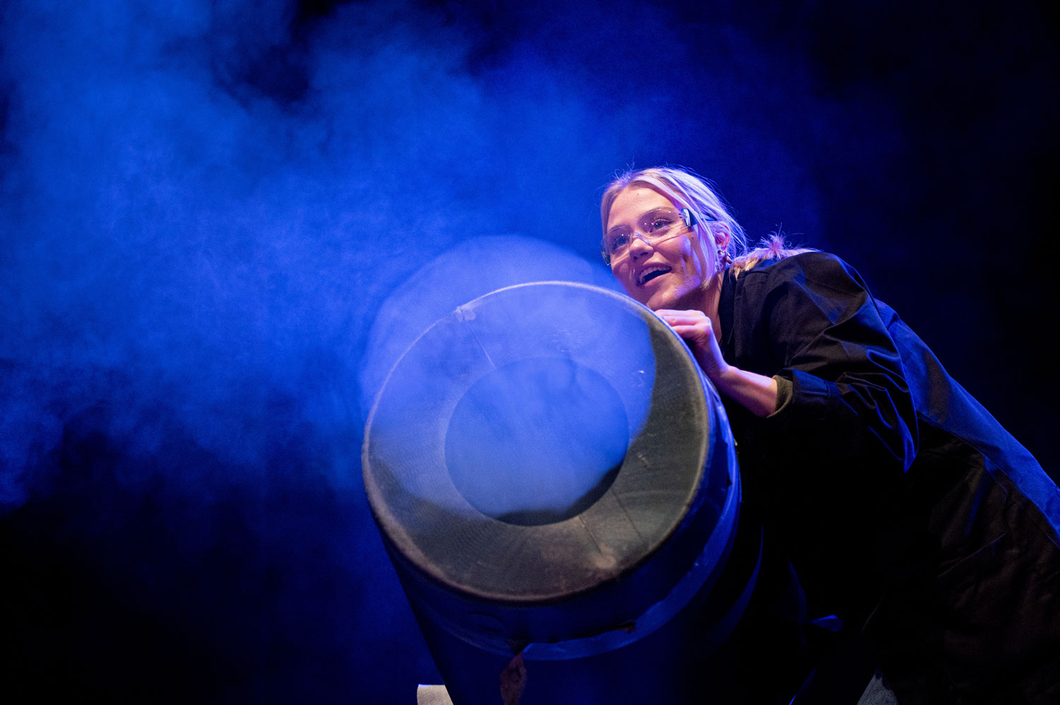 To jenter som ser på en lyssøyle