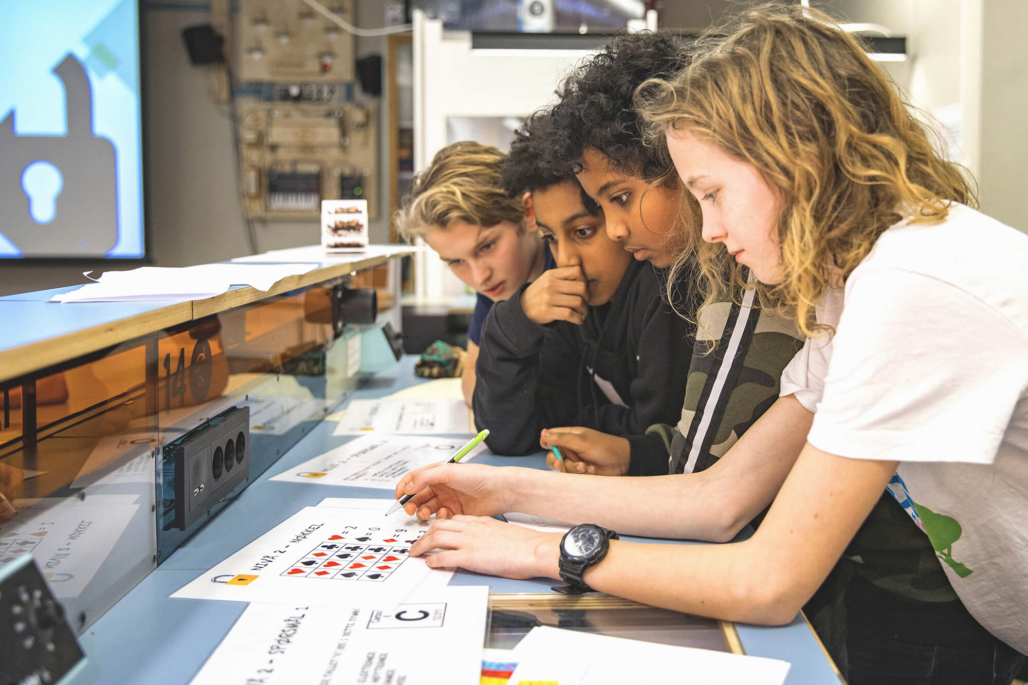 elever samarbeider under undervisning på talentsenteret ved teknisk museum i oslo