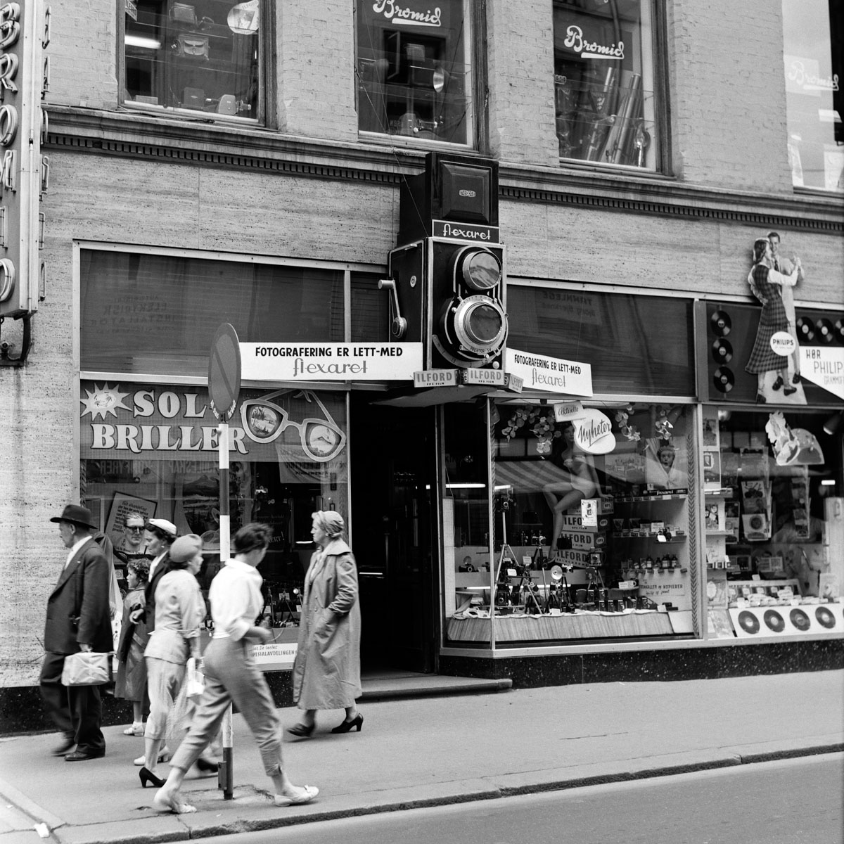 people outside photo shop in oslo