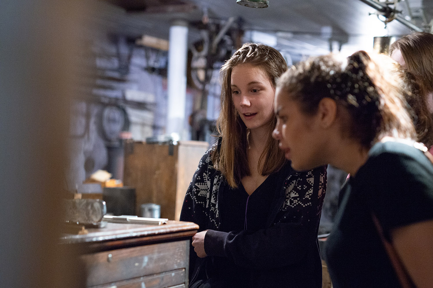 Jente i utstillingen Jern og hjerne