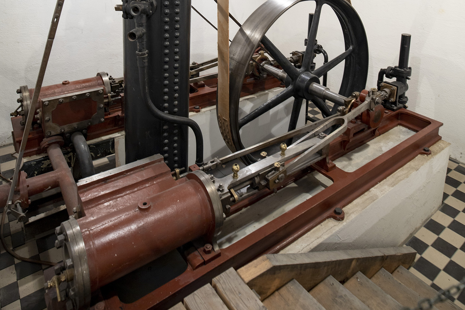 Dampmaskin i verkstedshallen