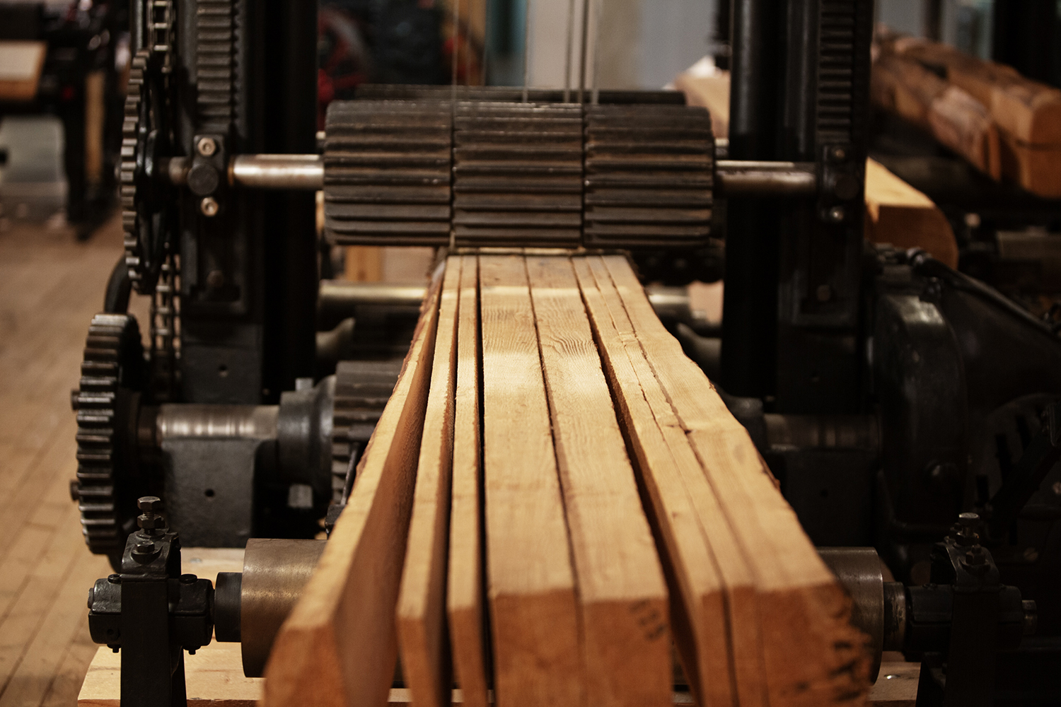 Frame saw that cuts planks