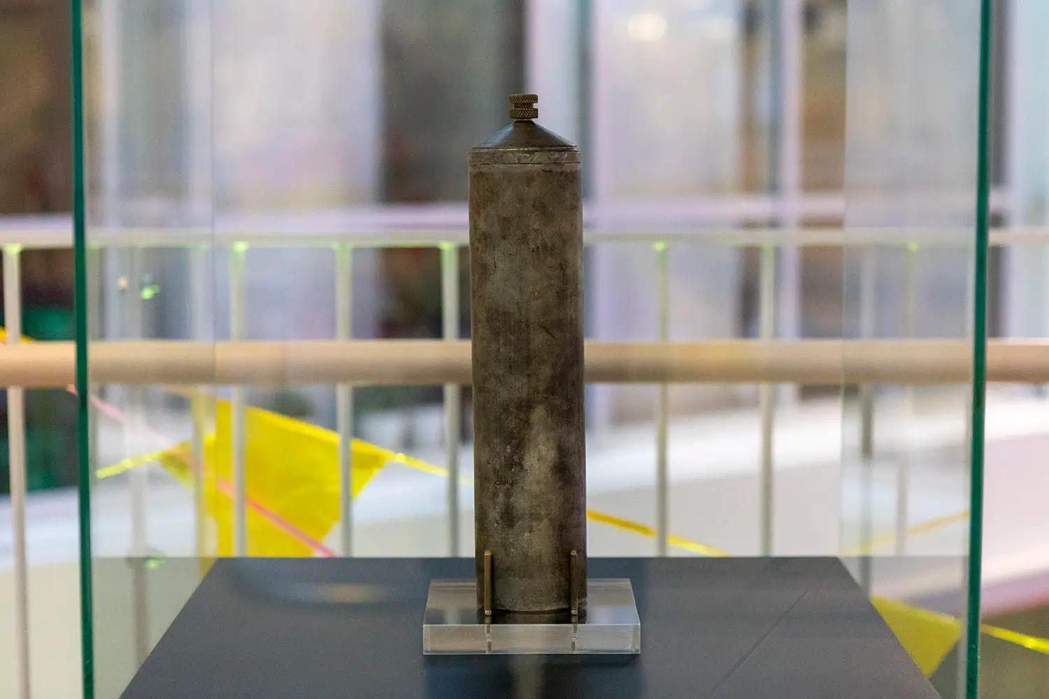 en 100 år gammel sprayboks i monter
