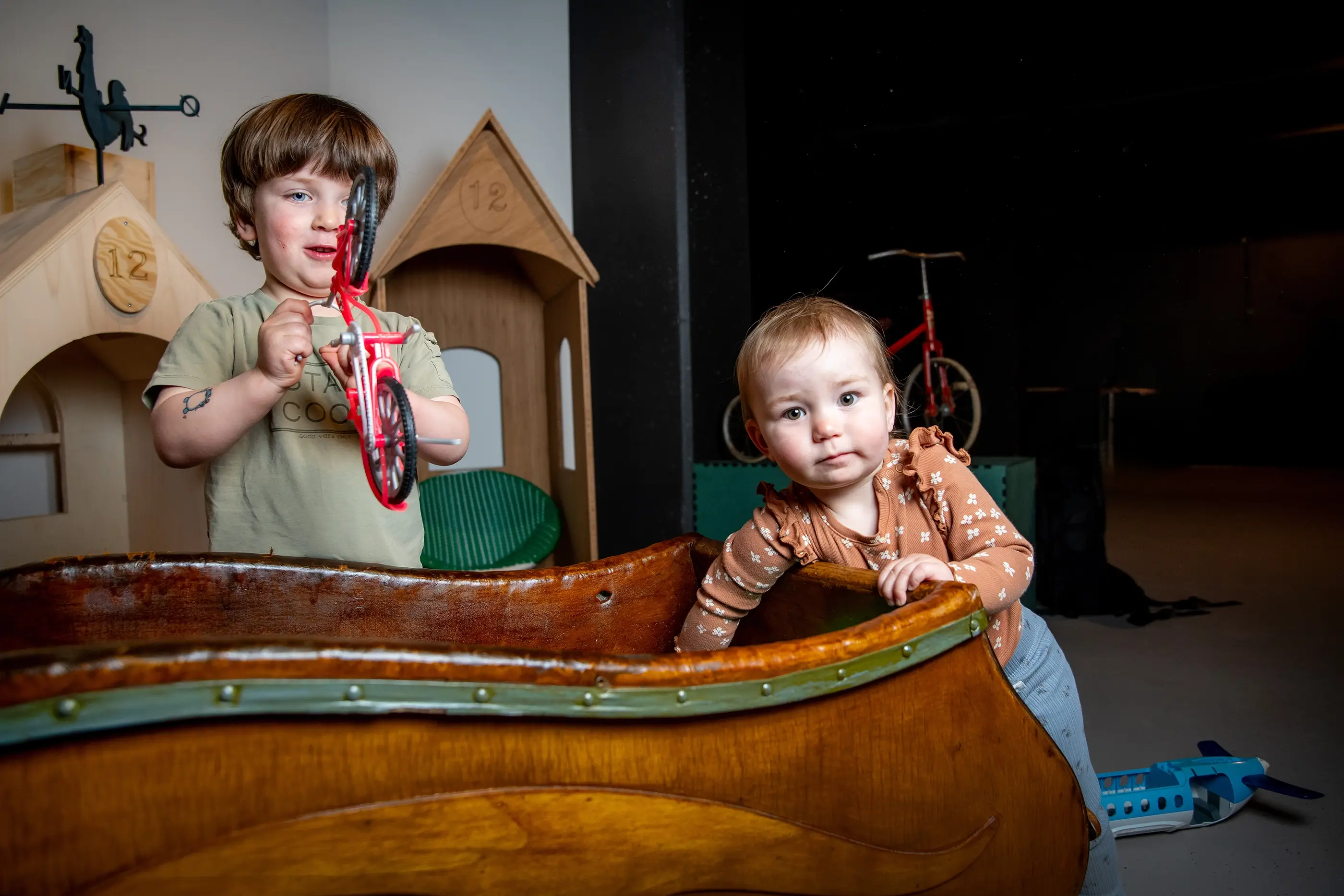 barn som leker i småbyen i teknisk minimuseum ved teknisk museum i oslo