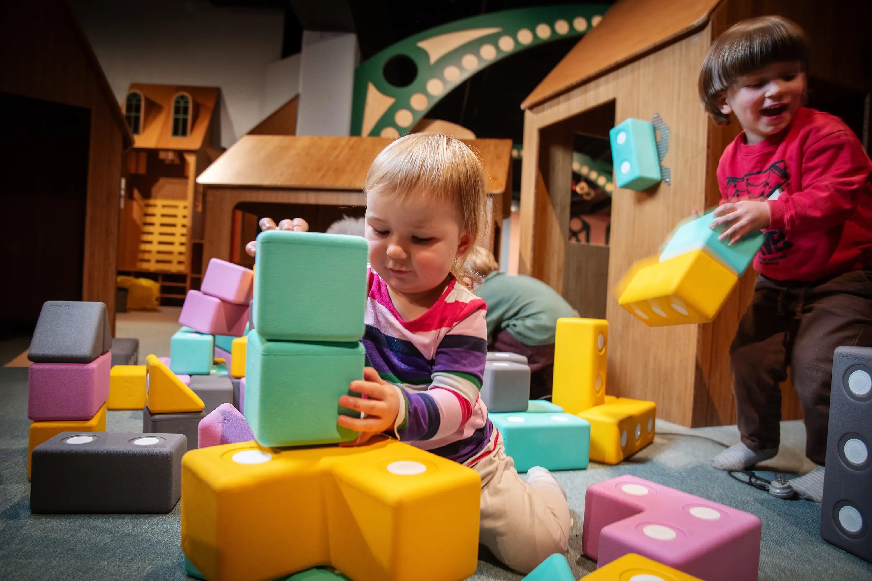 barn leker i teknisk minimuseum på teknisk museum i oslo