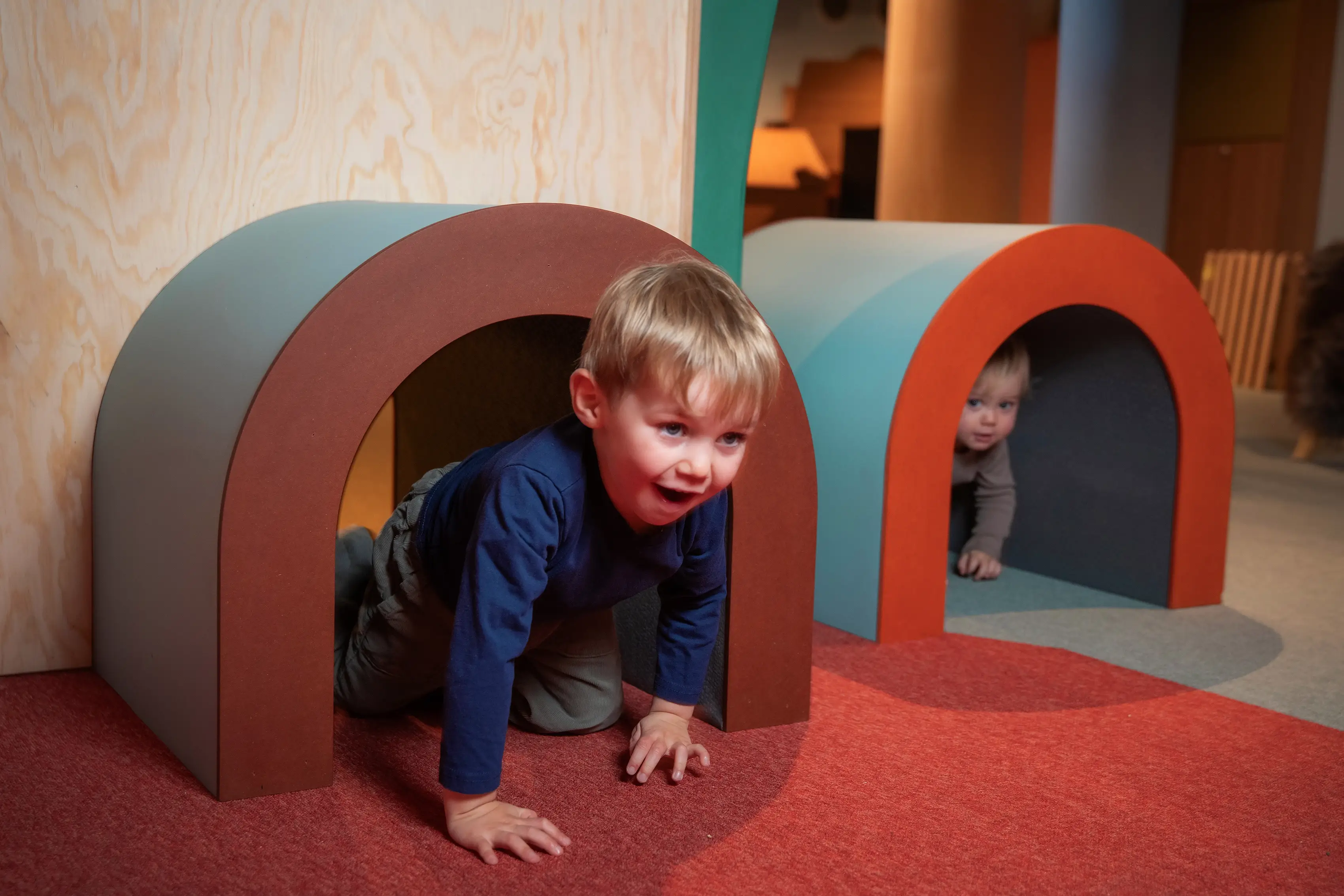 barn i lek på teknisk minimuseum ved teknisk museum i oslo