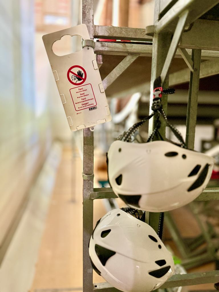 Hjelmer henger på stillas 