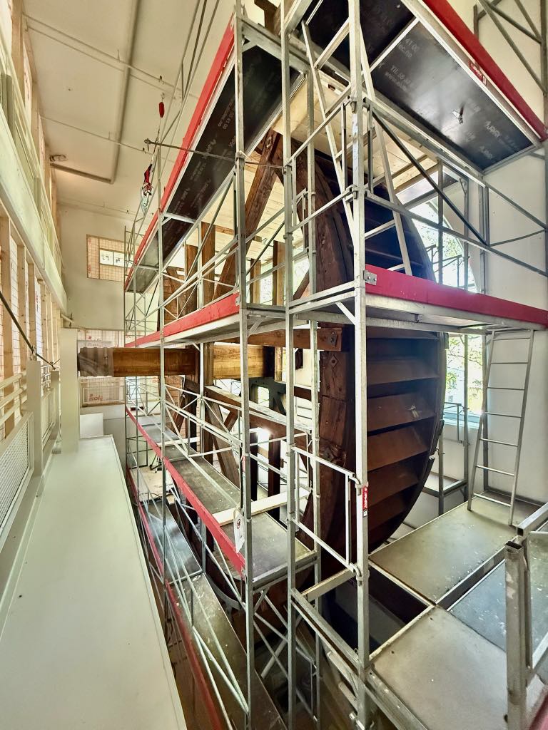 Vannhul i stillas på Teknisk museum ved Akerselva i Oslo