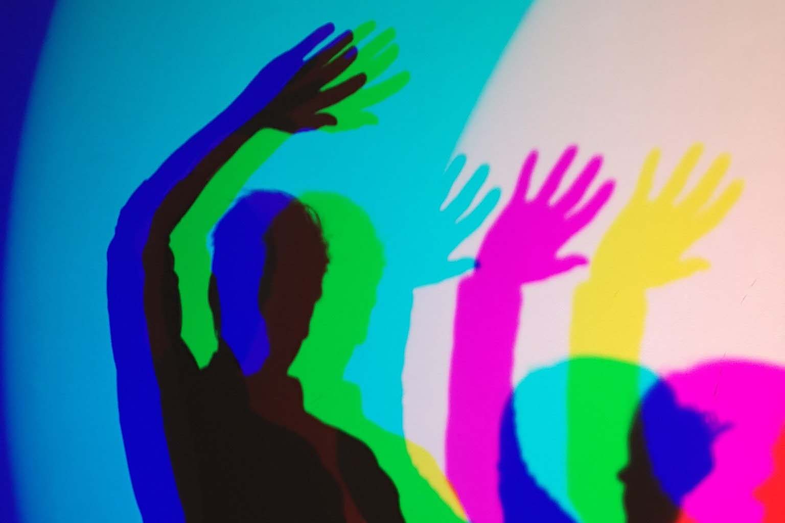 Gutt som bruker en papirpresse