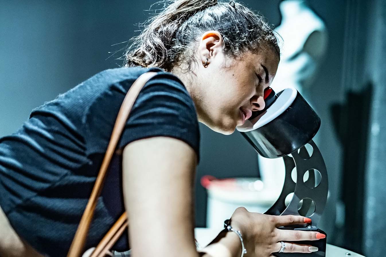 To jenter som ser på en lyssøyle