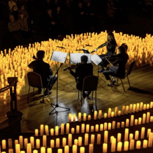 Musikere omgitt av levende lys