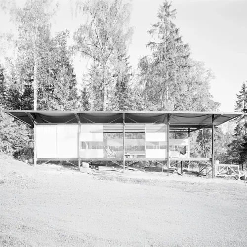 moderne arkitekttegnet hytte i norsk natur