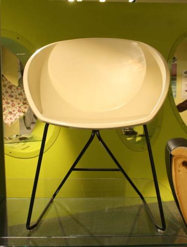 Beige skallstol på utstilling