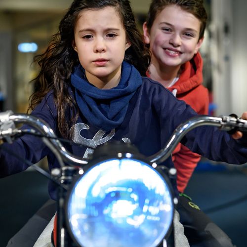 to barn på en motorsykkel