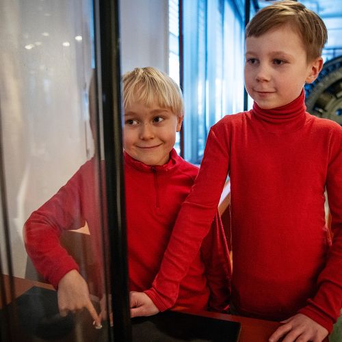 4 barn og mann i energiutstilling på Teknisk museum