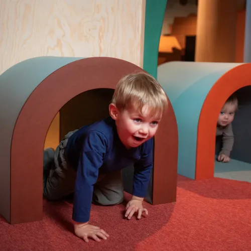barn som leker i teknisk minimuseum på teknisk museum i oslo