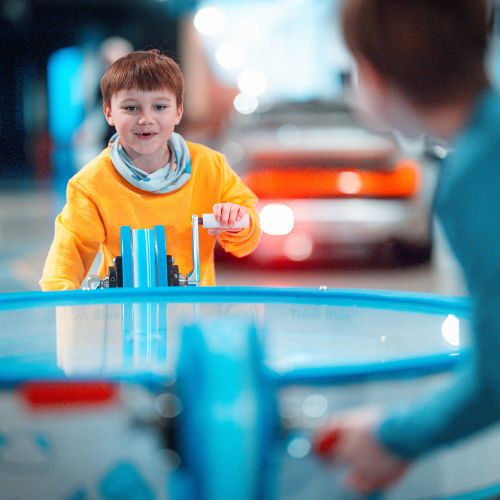 to barn leker under aktivitet ved teknisk museum i oslo