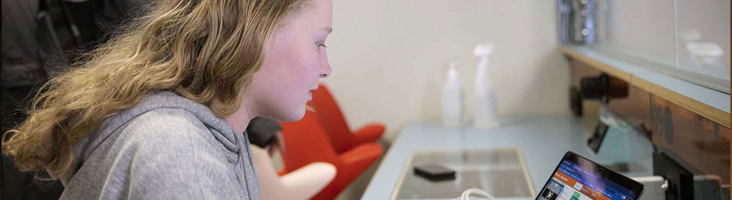 To jenter som programmerer