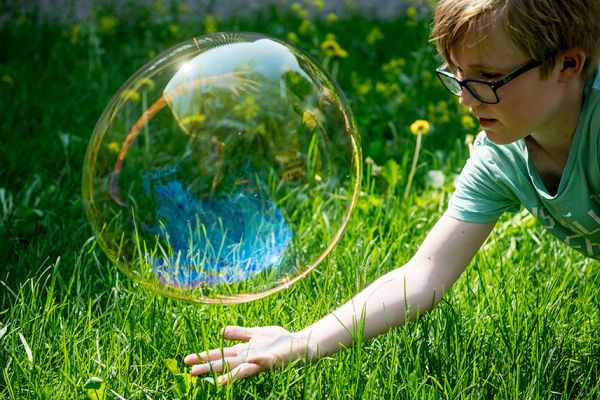 Gutt med stor såpeboble
