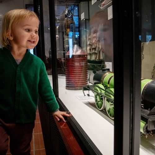 Et barn som ser på modelltog i en utstilling