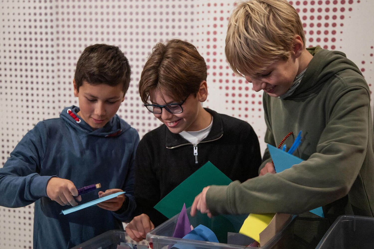 tre unge gutter i aktivitet ved teknisk museum