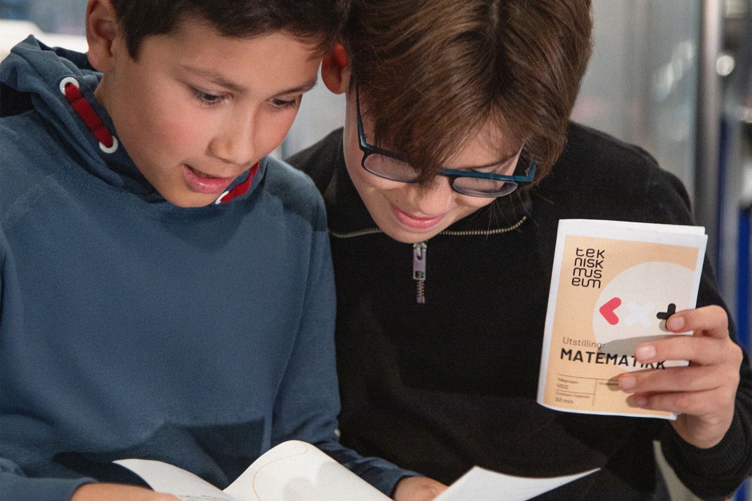 to unge gutter som utforsker teknisk museum med l&aelig;ringsl&oslash;yper