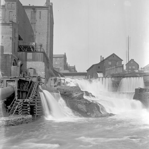 Man holds the shuttle of a mechanical loom in exhibition. Photo: NTM/ Apeland.