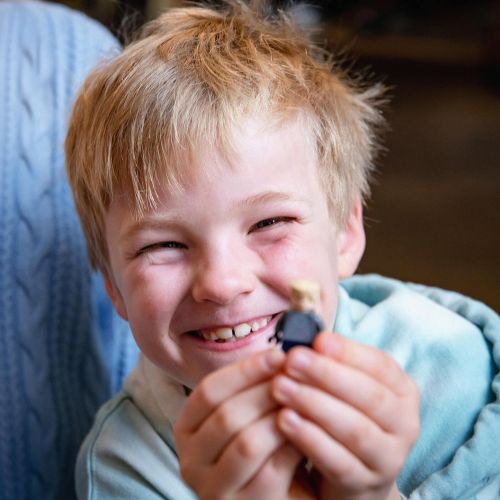 ung gutt med lego