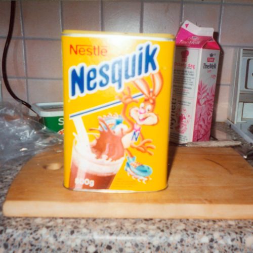 nesquik boks og melkekartong på kjøkkenbenk