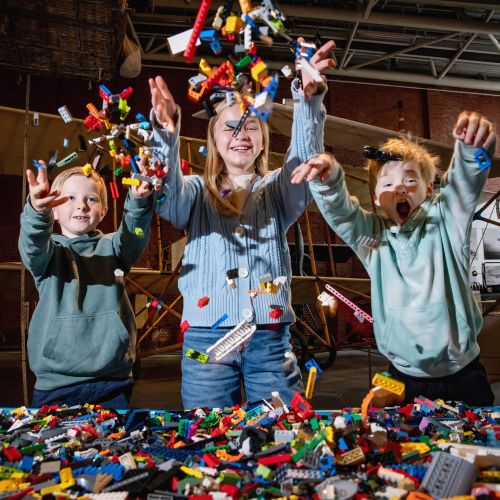 gutter og jenter leker med lego ved teknisk museum i oslo