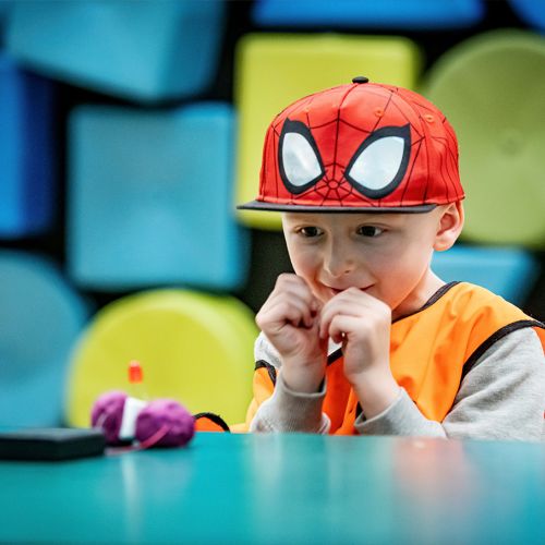 gutt med Spiderman-caps