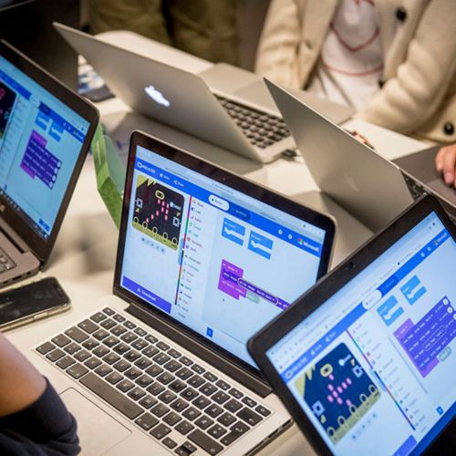 Fem åpne laptoper