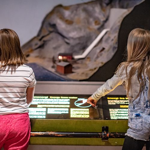 To jenter på Teknisk museum